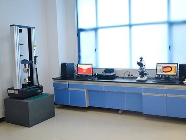 Laboratorium pengujian in-house dengan alat uji tarik